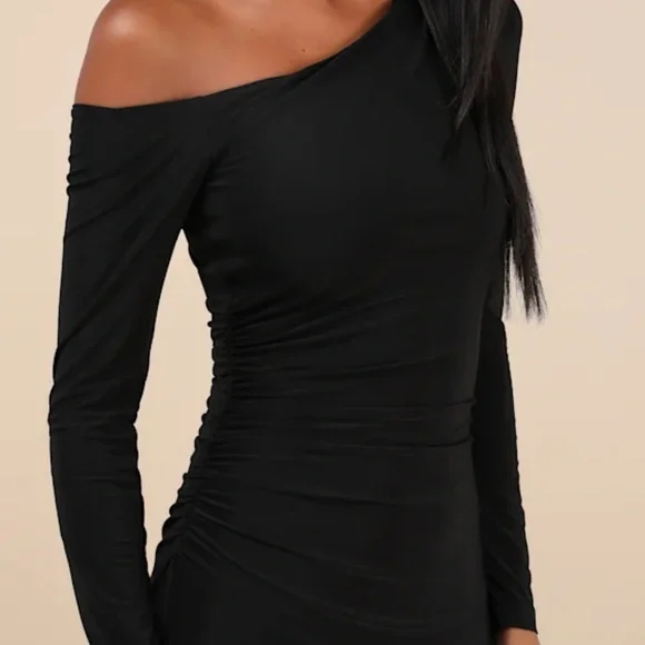 Elegant Black One-Shoulder Dress - Picture 3 of 4